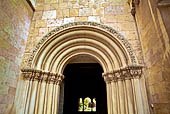 Tarragona - La cattedrale di Santa Tecla, ingresso esterno del chiostro.